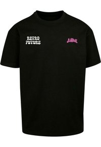 Melnā kokvilnas t-kreklā ir balts uzraksts "RETRO FUTURE" uz kreisā krūts un rozā "Los Youth" logo labajā pusē. Apaļš kakla izgriezums, īsas piedurknes.