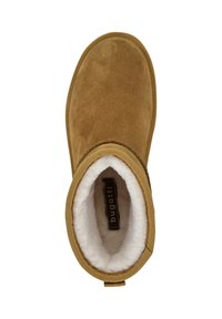 Braune Wildleder-Ankle Boots mit einem weichen weißen Fellfutter, runder Zehenpartie, Schlaufe zum Hineinschlüpfen und einer genähten Kante um die Sohle. Markenlabel innen sichtbar.