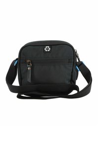 Borsa a tracolla nera in tessuto con tasca frontale con zip, tracolla regolabile e un patch con simbolo di riciclo. Presenta un esterno testurizzato e hardware resistente.