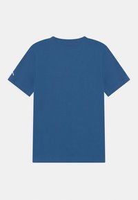 Modré bavlněné tričko s krátkými rukávy a kulatým výstřihem. Hladká textura, s minimálními švy na ramenech a po stranách.