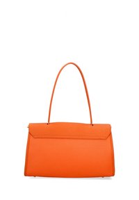 Oranje leren handtas met een gestructureerde silhouette, ronde bovenhandgreep en een gladde textuur. Bevat een klep sluiting zonder zichtbare hardware.