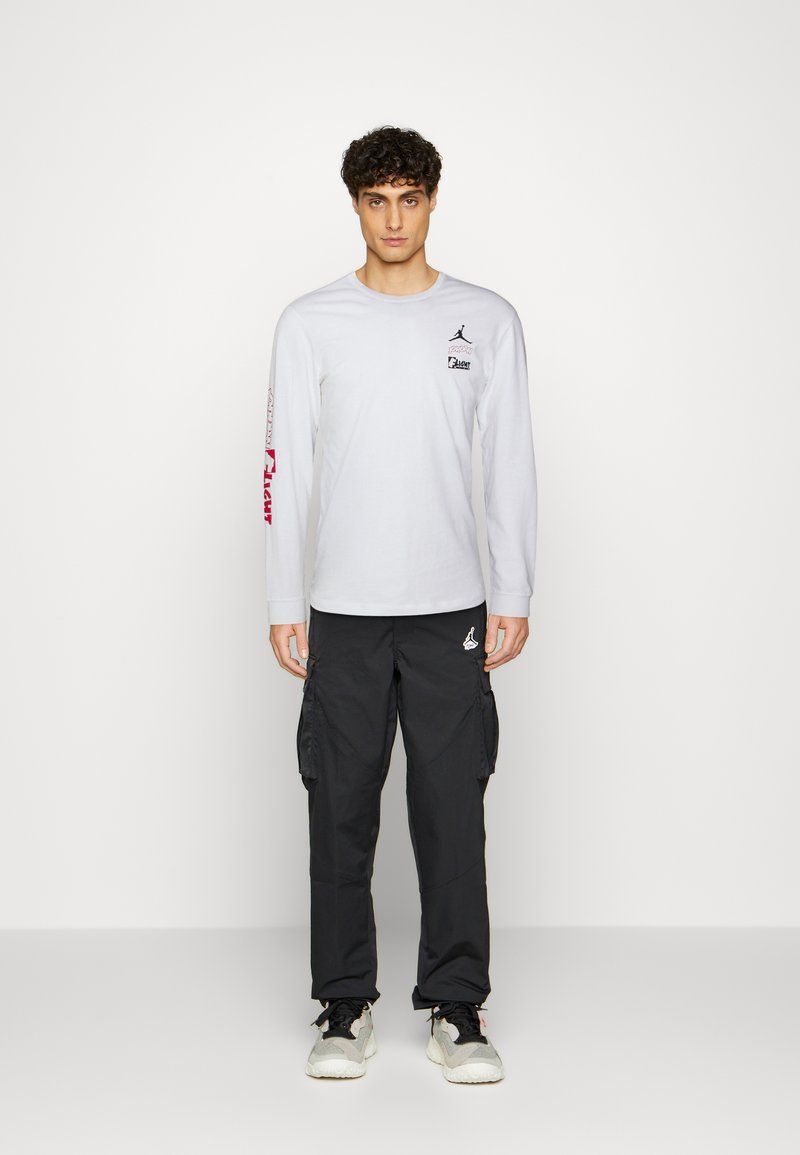 Herren T-Shirts basic | Jordan TEAM CREW Langarmshirt white/gym red/weiß - XJ11466 Herren T-Shirts basic | Jordan TEAM CREW Langarmshirt white/gym red/weiß - XJ11466