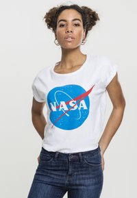 Hvit bomull T-skjorte med korte ermer, med et blått NASA-logo-design i midten, trykket med stjerner og en rød diagonal stripe.