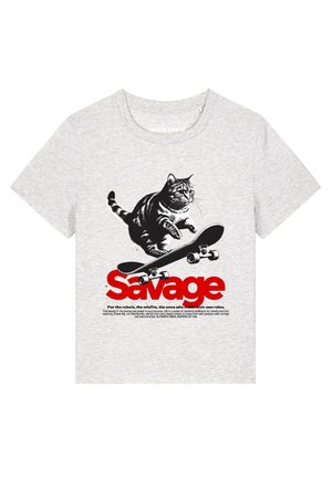 Grijs T-shirt met een zwart-witte kat die over een skateboard springt, met het rode woord "Savage" en kleine motiverende tekst eronder.