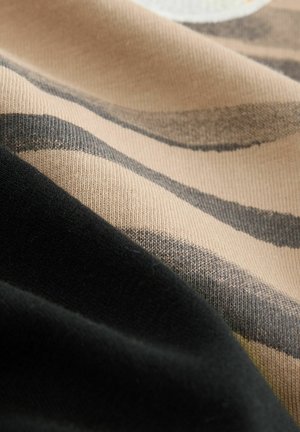 Katoenen stof met beige, zwarte en grijze strepen. Heeft een zachte textuur met een lichte glans, gelaagd met een glad zwart gedeelte.