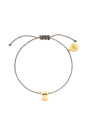 Verstellbares graues Kordarmband mit kleinem goldenem Engel-Anhänger und einer runden goldenen Plakette, auf der „Pirelli“ eingraviert ist.
