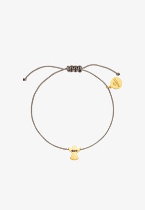 Verstellbares graues Kordarmband mit kleinem goldenem Engel-Anhänger und einer runden goldenen Plakette, auf der „Pirelli“ eingraviert ist.