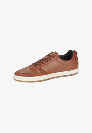 Baskets marron en cuir et daim avec lacets à l'avant, semelle blanche et doublure intérieure noire, vues de côté sur fond blanc.