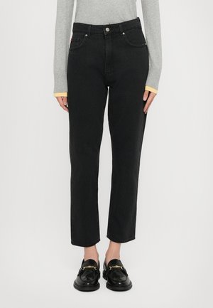 Jean en denim noir avec taille haute, design à jambe droite, poches avant et fermeture à bouton argenté. Le tissu a une texture lisse.