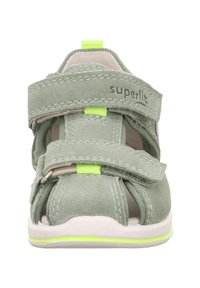 Sandalo in suede verde chiaro con cinturini in velcro, suola bianca e accenti giallo neon. Caratterizzato da un design aperto e logo sul lato.