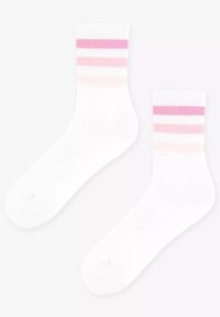 Białe skarpetki z prążkowanym mankietem, z trzema poziomymi paskami w różnych odcieniach różu oraz gładką fakturą.
