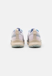 Scarpe sportive con una tomaia leggera in mesh di colore rosa chiaro e grigio, con una soletta beige e dettagli blu testurizzati sulla linguetta.