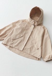 Giacca beige resistente all'acqua con cappuccio, dotata di chiusure a bottoni a pressione, due tasche frontali e polsini elasticizzati. Tessuto liscio e vestibilità comoda.