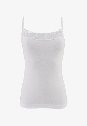 Biały dopasowany top na cienkich ramiączkach z koronkową lamówką wzdłuż prostej linii dekoltu, prezentowany na jednolitym tle.