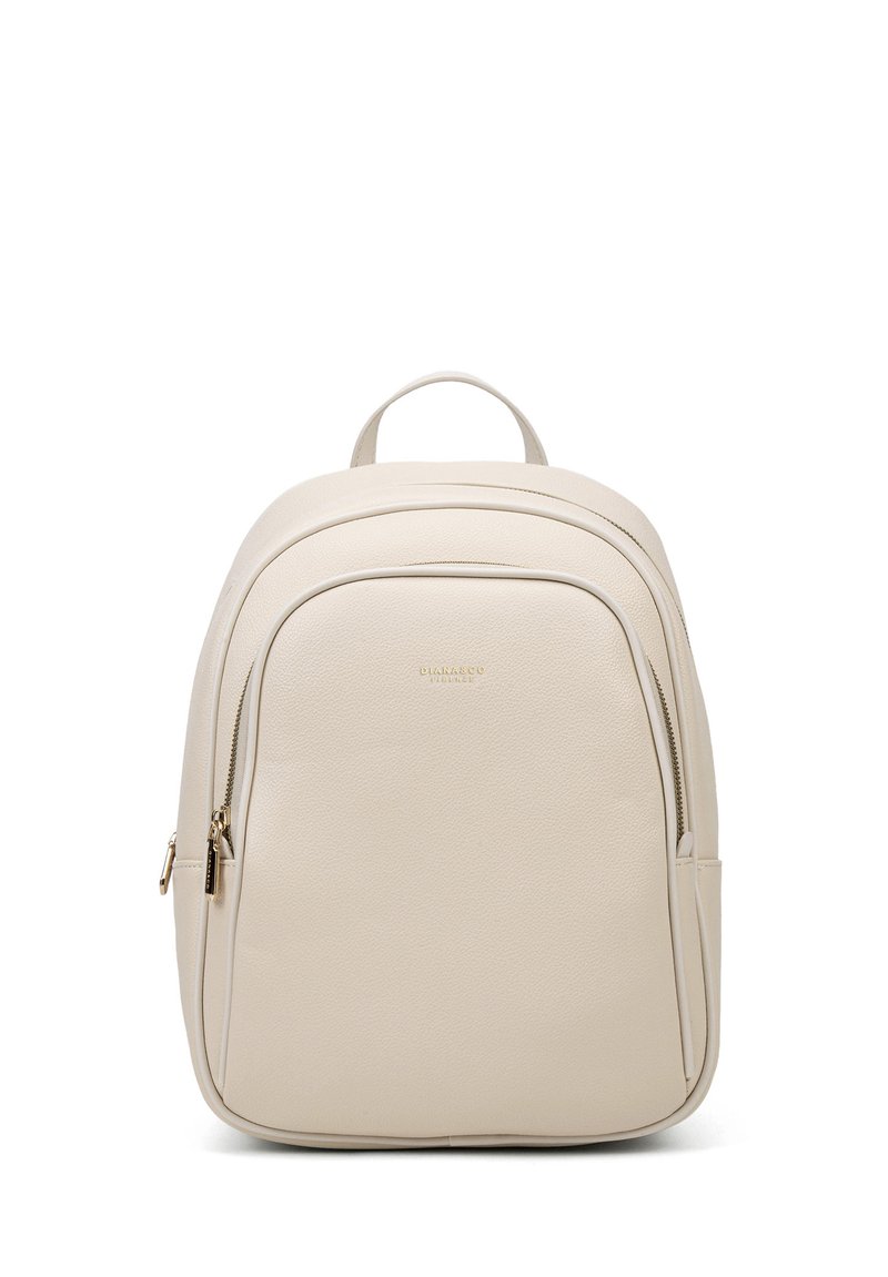 Zaino in pelle beige chiaro con una texture liscia, bordi arrotondati e una maniglia superiore. Presenta una tasca frontale con zip e un discreto dettaglio del logo.