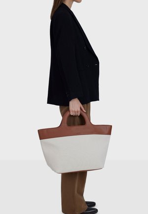 Plátená taška cez rameno s hnedými koženými doplnkami, so štruktúrovaným tvarom, dvojitými rúčkami a telom v kontrastnej krémovej farbe. Čistý dizajn, priestranná.