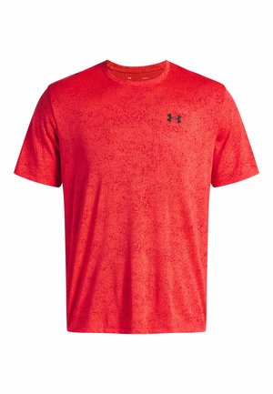 Rotes kurzärmliges Sport-T-Shirt mit strukturiertem Muster und einem schwarzen Logo auf der Brust. Reguläre Passform mit rundem Halsausschnitt.