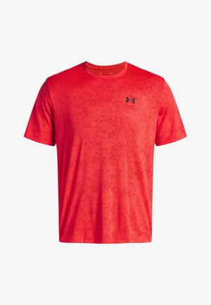Rød kortærmet trænings t-shirt med et struktureret mønster og et sort logo på brystet. Regular fit med rund halsudskæring.