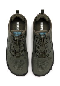 Scarpe sportive verdi con tomaia in mesh e suola in gomma. Dotate di sistema di allacciatura e linguetta sul tallone. Branding discreto in blu.