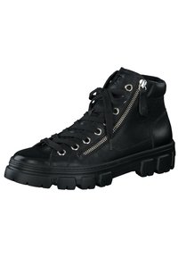 Sneaker alto in pelle nera con punta arrotondata, superficie testurizzata, occhielli in metallo e dettagli con zip laterale. Suola in gomma spessa con battistrada lavorato.