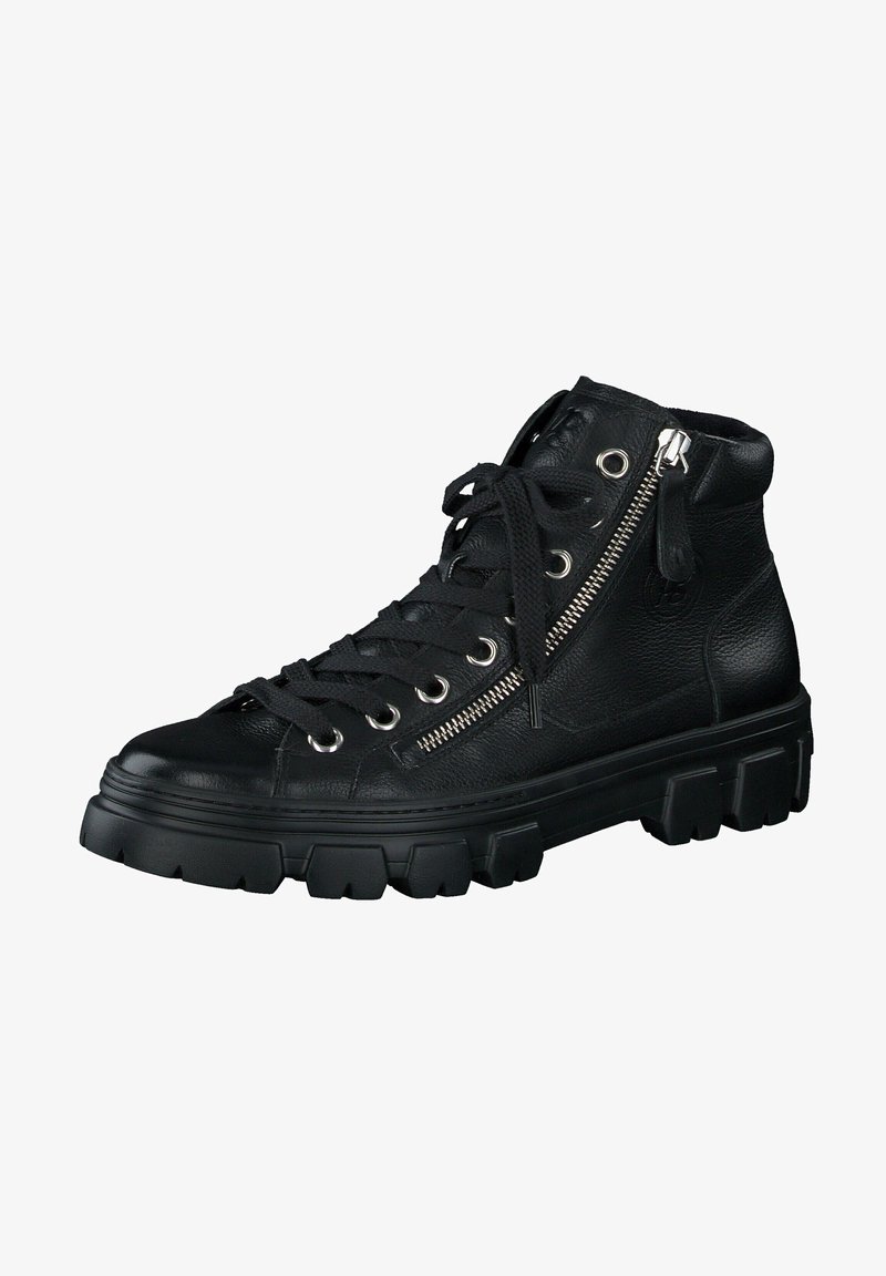 Zapatilla alta de cuero negra con punta redonda, superficie texturizada, ojales de metal y detalle de cremallera en el lateral. Suela de goma gruesa con bandas de rodadura.