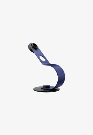 Blauw en zwarte gebogen metalen standaard met ronde voet en bevestigingspunt, ontworpen om een apparaat onder een hoek te houden.