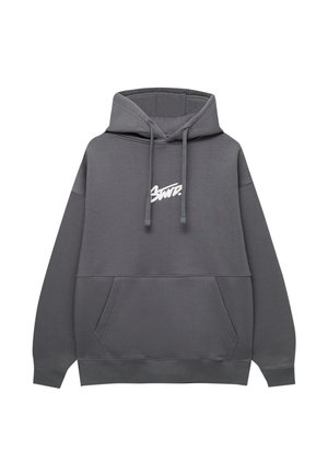 Sweat à capuche gris avec poche avant, cordons réglables et petit texte graphique blanc centré sur la poitrine.