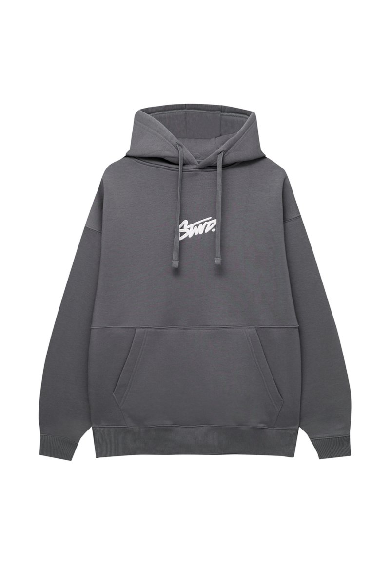 Sweat à capuche gris avec poche avant, cordons réglables et petit texte graphique blanc centré sur la poitrine.