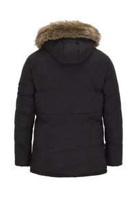 Czarna pikowana kurtka z kapturem wykończonym futerkiem, o gładkiej fakturze i poziomych przeszyciach. Posiada boczne kieszenie i brak widocznych elementów metalowych.