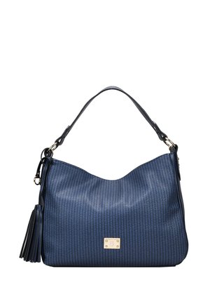 Bolso sintético azul marino con patrón texturizado, forma curvada y un asa corta. Presenta un detalle de hardware en color dorado y un fleco.