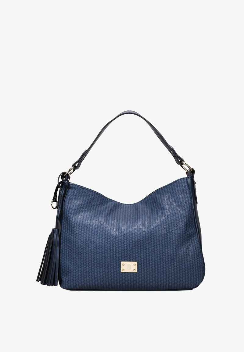 Bolso sintético azul marino con patrón texturizado, forma curvada y un asa corta. Presenta un detalle de hardware en color dorado y un fleco.