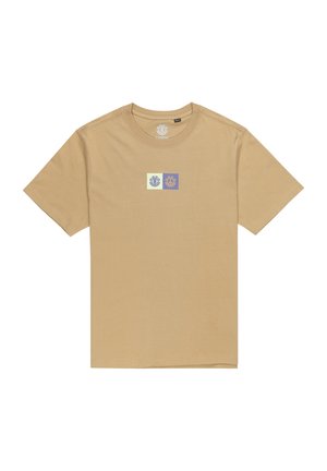 Maglietta in cotone beige con collo rotondo, caratterizzata da un design grafico con due loghi colorati centrati sul petto. Maniche corte, vestibilità comoda.