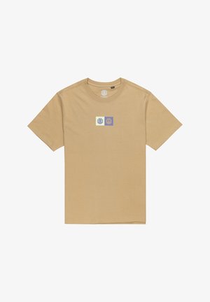 Beige bomulds T-shirt med rund halsudskæring, der har et grafisk design af to farvede logoer centreret på brystet. Korte ærmer, afslappet pasform.