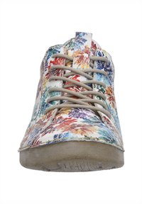 Kolorowe tenisówki z wzorem kwiatowym, posiadające biały kanvasowy cholewkę, beżowe sznurówki i teksturowaną gumową podeszwę. Charakteryzują się zaokrąglonym czubkiem i teksturowanymi akcentami.