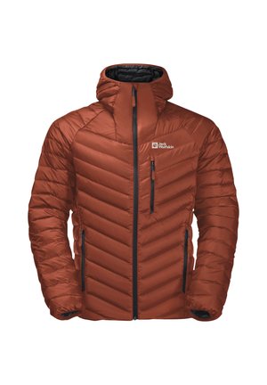 Braune isolierte Jacke mit Kapuze, versehen mit einem Chevron-Design, zwei Reißverschlusstaschen und einem Logo auf der oberen linken Brust. Glatte Textur.