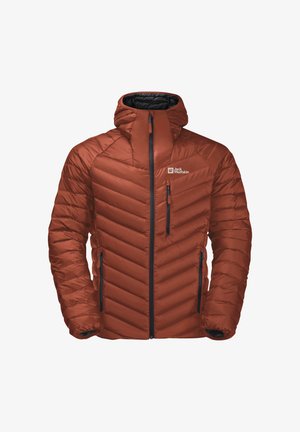 Bruine geïsoleerde jas met een capuchon, voorzien van een chevronontwerp, twee ritszakken en een logo op de bovenste linkerkant van de borst. Soepele textuur.