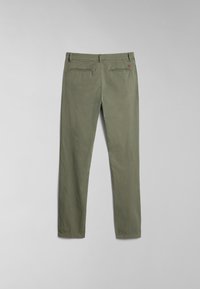 Chinos verde oliva de corte recto, con dos bolsillos traseros y un logo sutil en la cinturilla. Material de algodón suave.