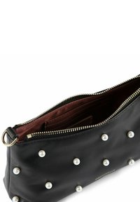 Clutch in pelle nera con zip dorata, decorata con perle bianche disposte uniformemente, interno bordeaux e scomparti per carte all'interno.