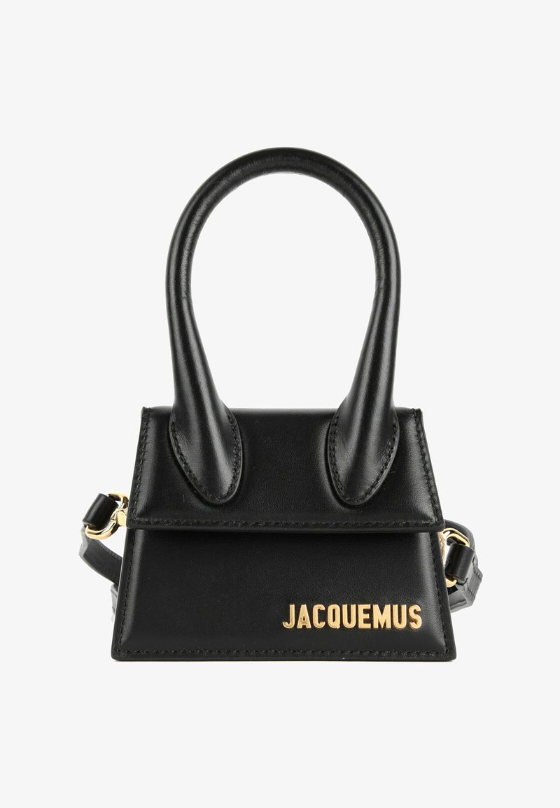 Petit sac à main en cuir noir avec deux poignées arrondies, garnitures dorées et logo doré « Jacquemus » sur le rabat avant.