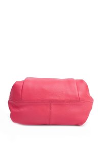 Borsa a pouch in pelle rosa con finitura texture, parte superiore arrotondata e cuciture visibili lungo le cuciture. Design semplice, senza hardware o accenti.