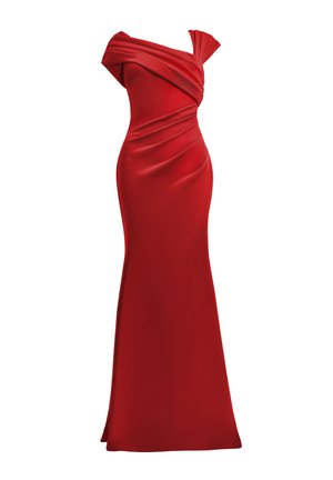 Rode satijnen jurk tot op de grond met één schouderband, gedrapeerde details en een aansluitende pasvorm.