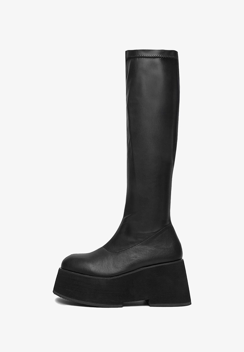 Botas negras de cuero hasta la rodilla, con una suela de plataforma gruesa y textura suave, con puntera redondeada y diseño sin costuras.