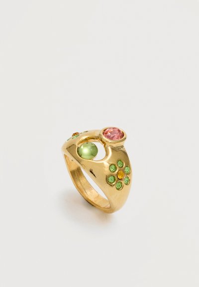 Χρυσό δαχτυλίδι με μεγάλα ροζ και πράσινα πετράδια, μικρότερα πράσινα και κίτρινα πετράδια που είναι διατεταγμένα σε μοτίβο λουλουδιού στη λάμα.