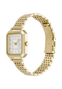 Reloj de pulsera rectangular en tono dorado con esfera blanca, marcadores de hora dorados y una correa de metal vinculada con cierre, en ángulo para mostrar los detalles del lado y la correa.