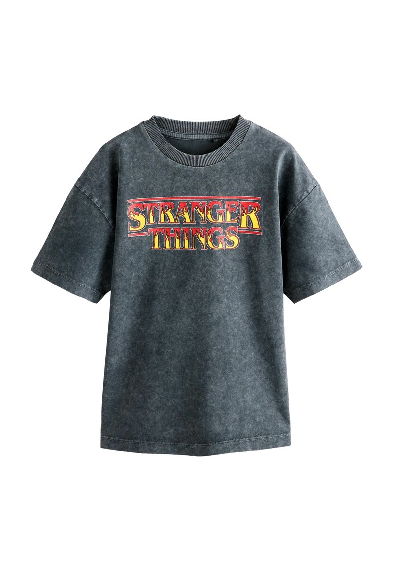 Tricou din bumbac de culoare gri închis, cu mâneci scurte și guler rotund. Prezentă un logo "Stranger Things" imprimat în roșu și galben pe față.