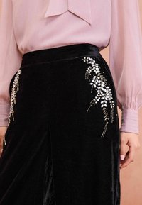 Love & Roses HAND EMBELLISHED WIDE LEG - Kalhoty - black velvet