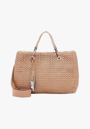 Sac à main tissé couleur camel avec doubles anses, bandoulière amovible et pompon décoratif avec étiquette métallique.