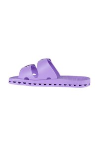 Chancla de goma morada con dos correas anchas, plantilla texturizada y recortes laterales para mayor transpirabilidad, con una suela de borde serrado.