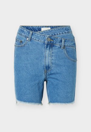 Ανοιχτόχρωμα μπλε σορτς από τζιν με ατελείωτο τελείωμα, μπροστινές τσέπες, θηλιές για ζώνη και ζώνη μέσης με σταυρωτό κούμπωμα και κουμπί.