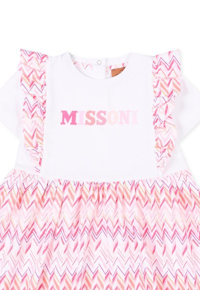 Vestito bianco per neonata con motivo a zigzag rosa sulla gonna e spalline arricciate, con la scritta "MISSONI" in lettere sfumate rosa sul petto.